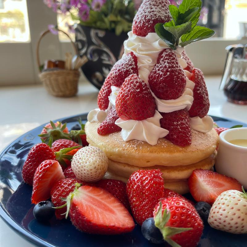 ストロベリーパンケーキいちご増量(カフェシュシュ)
