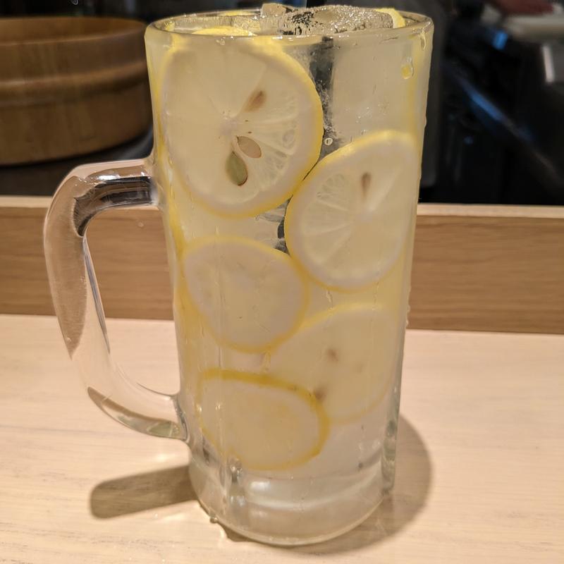丸ごと！生レモンサワー（大）(魚と酒はなたれ 横浜西口一番街)