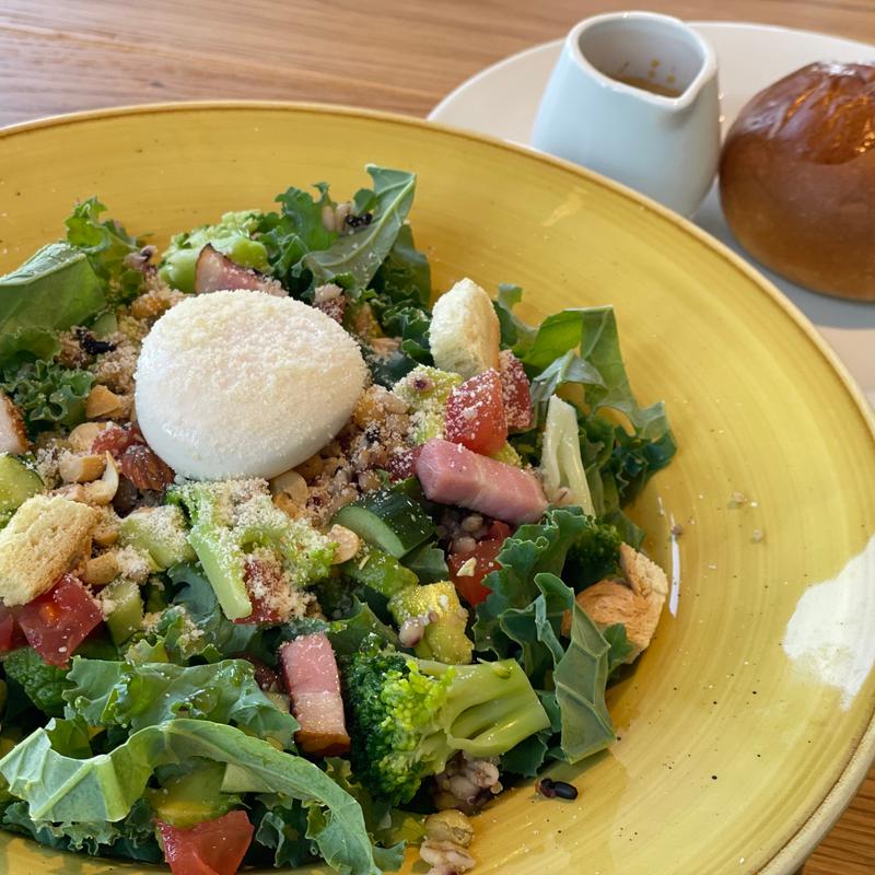 20品目野菜とケールのmerengue風コブサラダ(パン付き)(メレンゲ マリン&ウォーク横浜店)