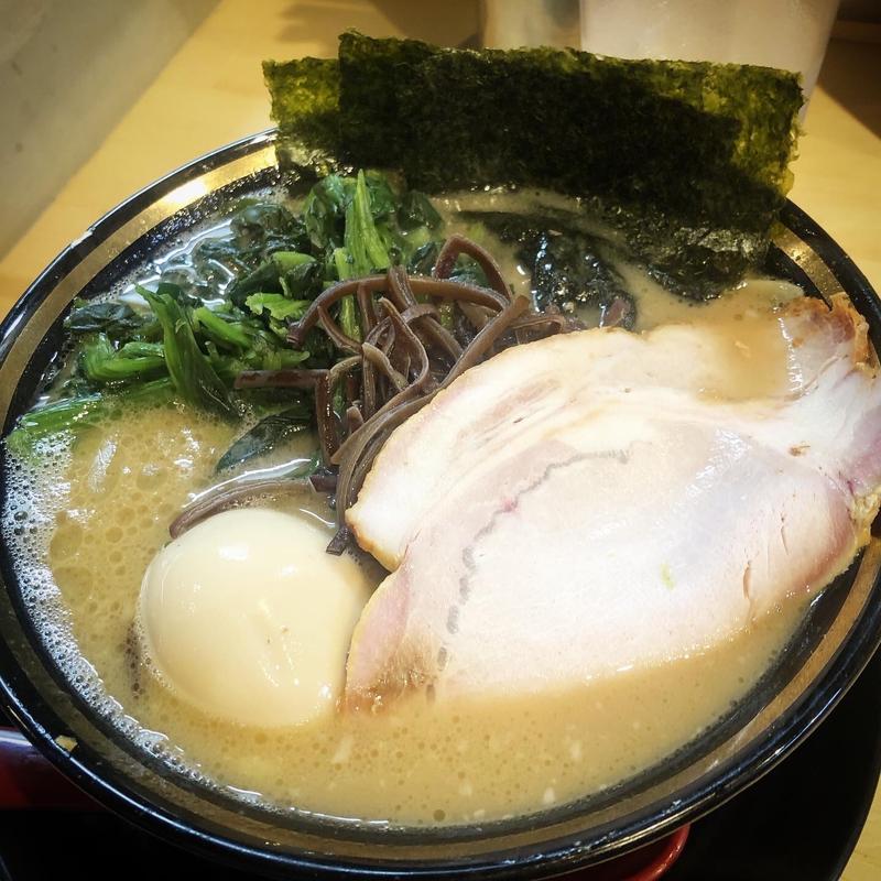 キクラゲ煮卵ほうれん草ラーメン(家系ラーメン 王道家 直系 ふじい)