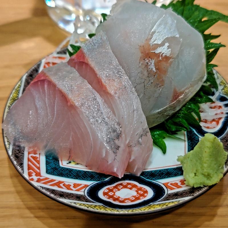 活〆かんぱち刺身・真コチ刺身(魚と酒はなたれ 野毛五番街店)