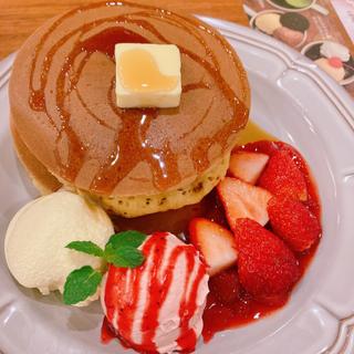 苺のホットケーキ~苺ホイップ&ふんわりムース添え~(珈琲館 大宮ステラモール店)