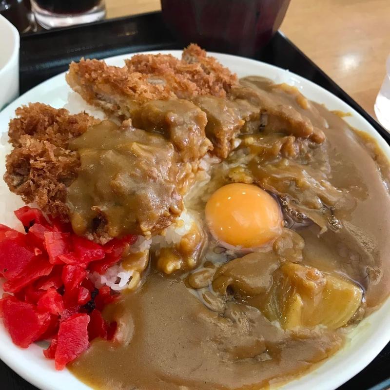 カツカレー 生玉子(キッチンオトボケ)