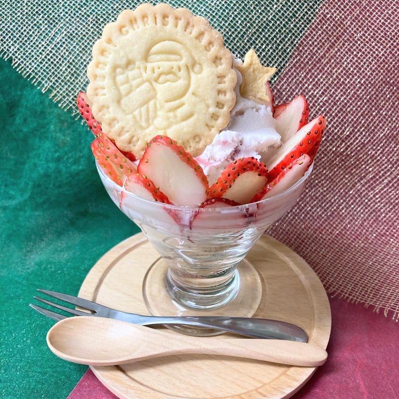 苺のパフェ(丸二果実店 （マルニカジツテン）)