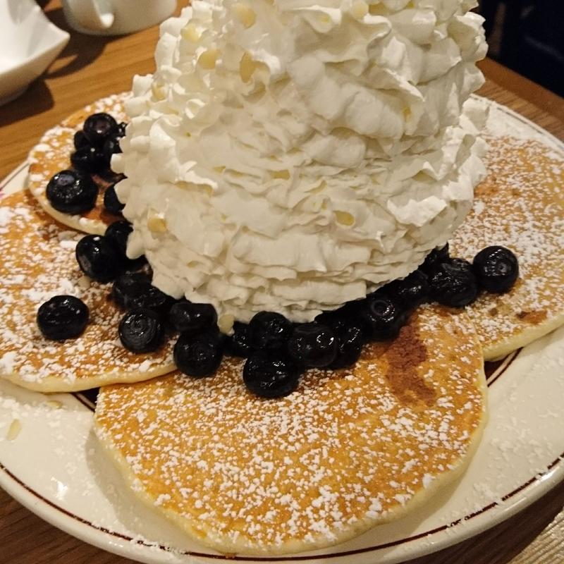 ブルーベリー、ホイップクリームとマカダミアナッツパンケーキ(Eggs 'n Things 銀座店)