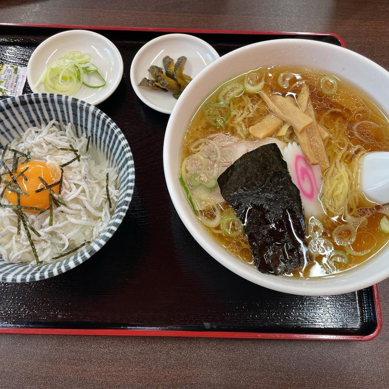 しらす丼とラーメン(美松食堂)