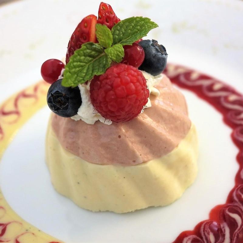 伝統のババロア紅白仕立て(山の上ホテル コーヒーパーラー ヒルトップ)