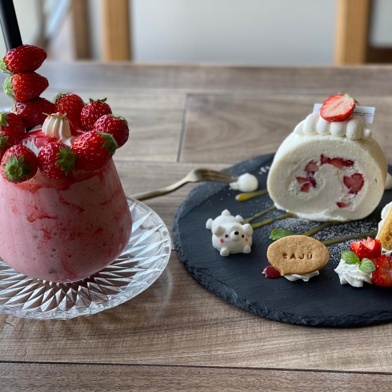 苺ホワイトロールケーキ+もりもりいちごスムージー(cafe saju / おやつ処 茶寿)