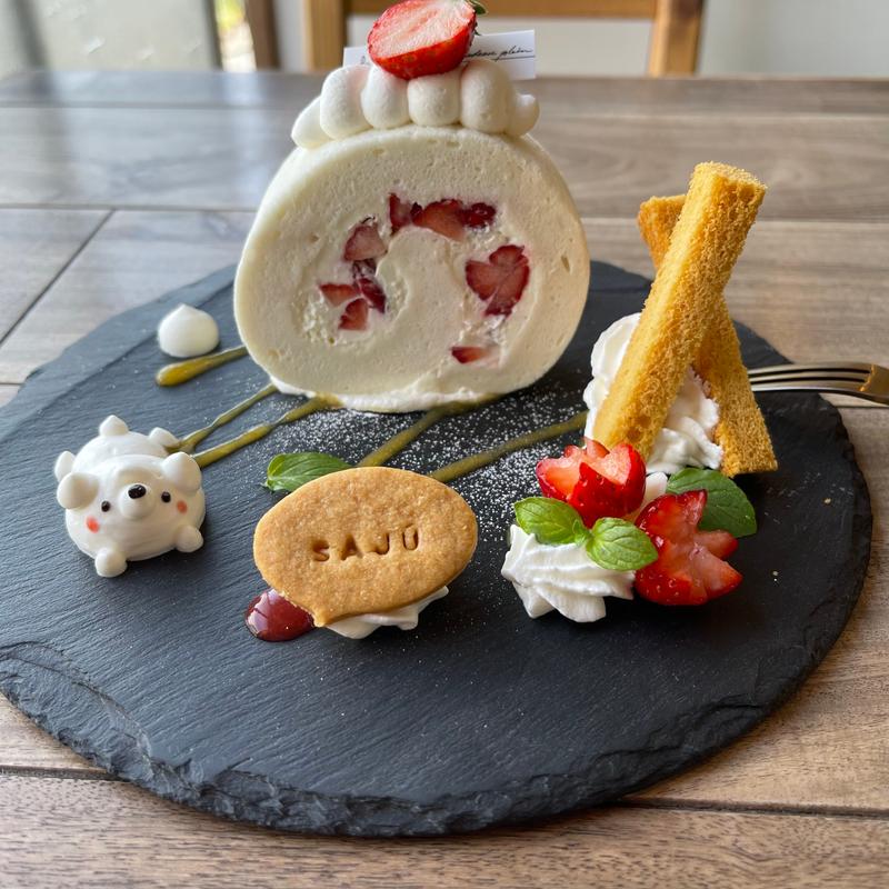 苺ホワイトロールケーキ(cafe saju / おやつ処 茶寿)