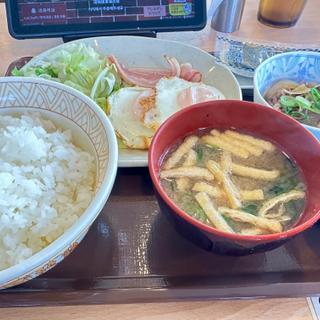 牛小鉢ベーコンダブルエッグ朝食(すき家 129号厚木IC店)