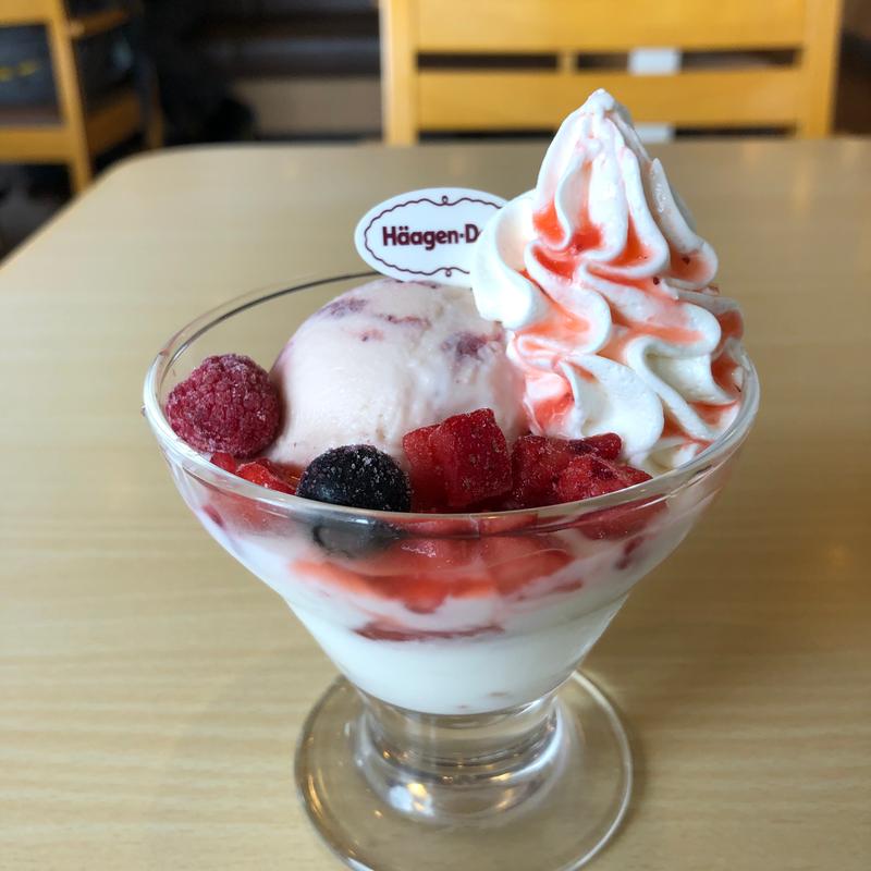 ハーゲンダッツ ストロベリーのミニベリーパフェ(ジョイフル八潮店)