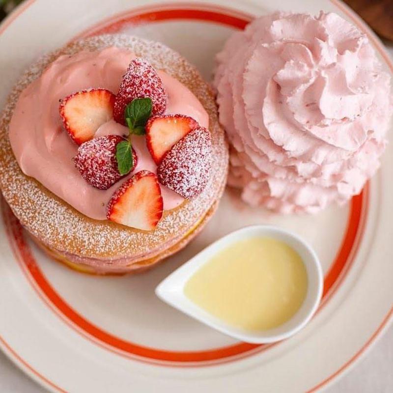 ストロベリーと練乳のパンケーキ(エッグスンシングス　横浜山下公園店)