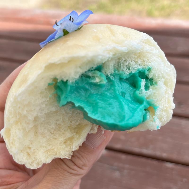 ネモフィラカラーのクリームパン(森の石窯パン屋さん )