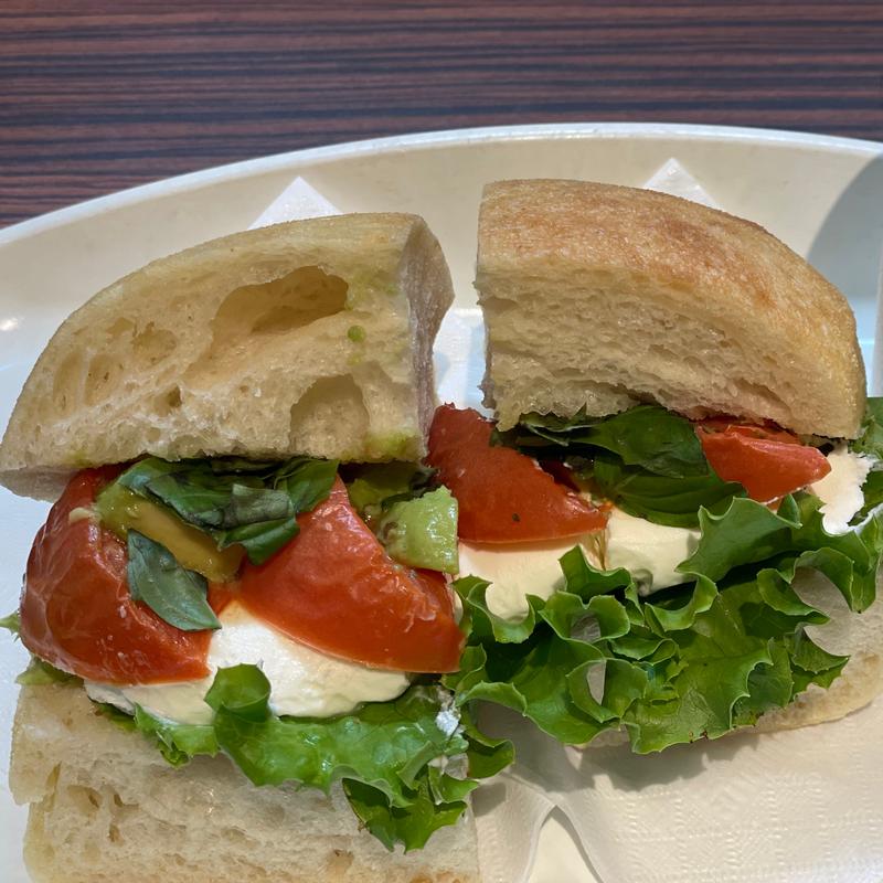 アボカドとトマトのクリームチーズサンド(メゾンカイザー ボーノ相模大野店)