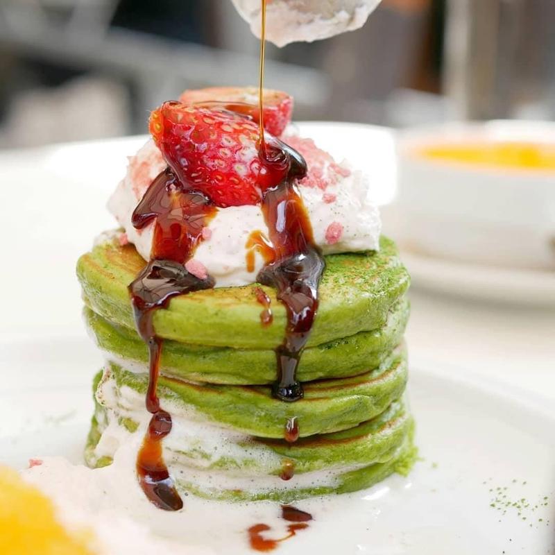 抹茶パンケーキ 桜ホイップ 黒蜜ソース(crisscross)