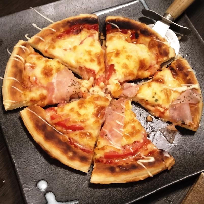 生ハムトマトピッツァ(焼肉と完全個室居酒屋 MIC～ミック 大宮東口駅前店)