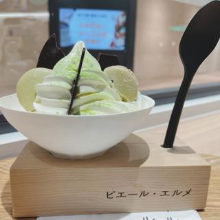 バニラとピスタチオのソフトクリーム(Made in ピエール・エルメ ディアモール大阪 CAFÉ)