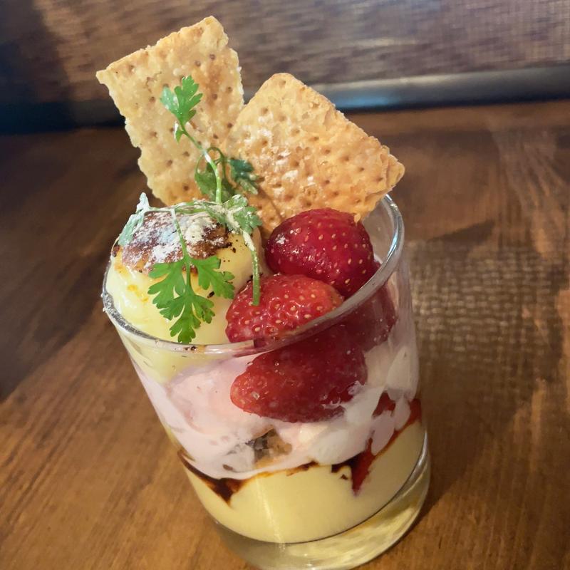 カスタードプリンと苺のブリュレパフェ(PISOLA 堺石原店)