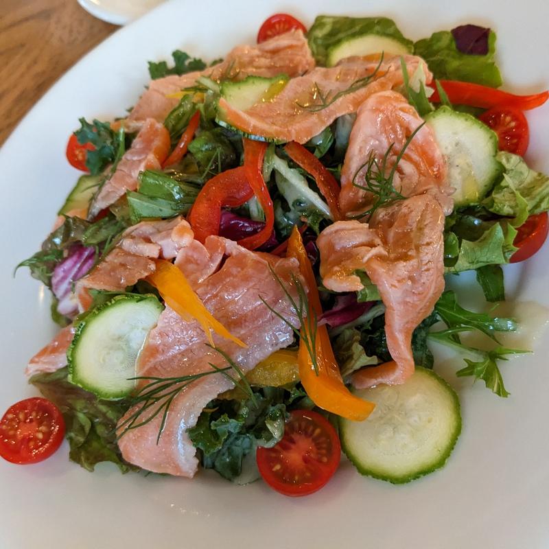 炙りサーモンのサラダ仕立て(cafe terrace&bistro Queency / クインシー)