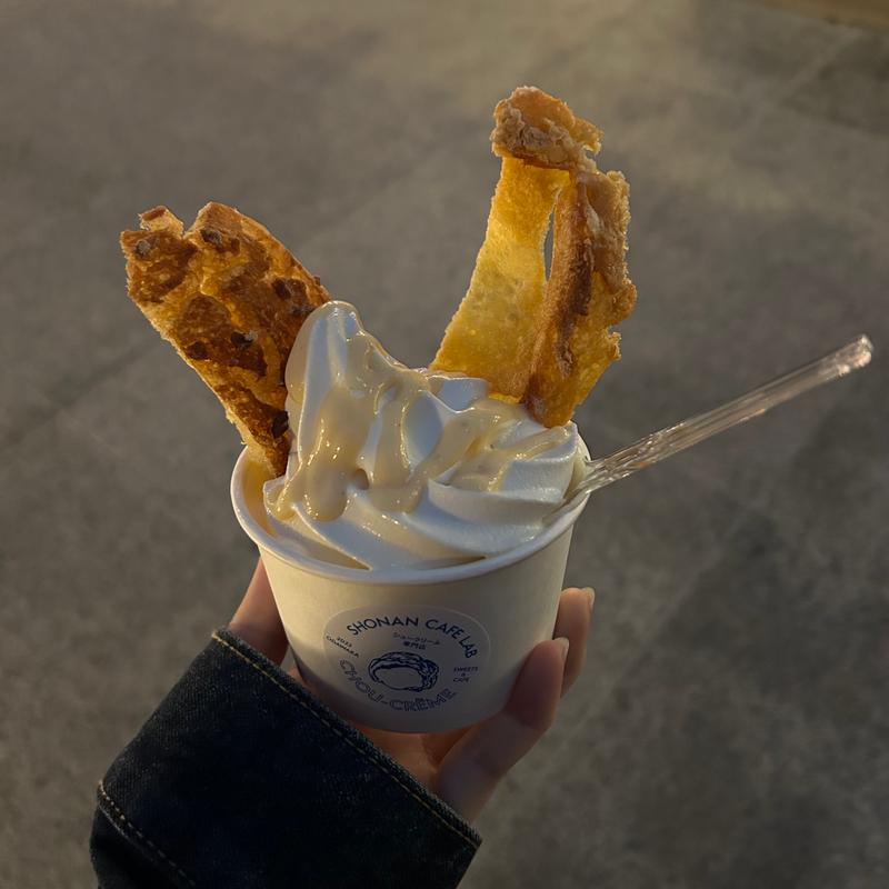 ソフトクリーム&シュー(カスタードソースがけ)(湘南カフェラボ -湘南シュークリーム-)