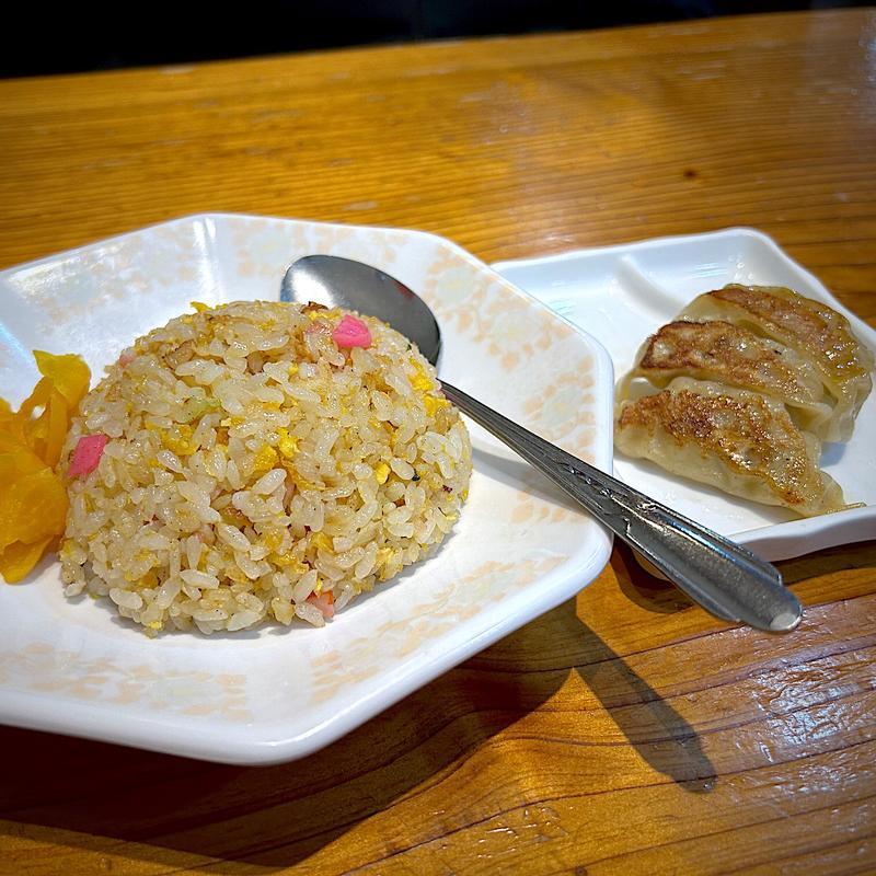半炒飯とギョーザ3個(元祖赤のれん 節ちゃんラーメン 天神本店 )