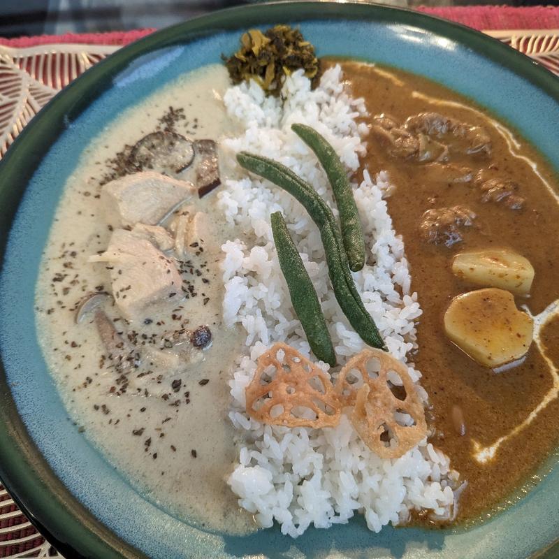 あいがけカレー(マッサマンカレー、グリーンカレー)(王さまのカレー)