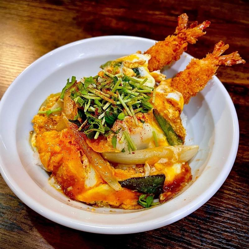 エビフライ洋風たまごとじ丼(キッチンあずま)