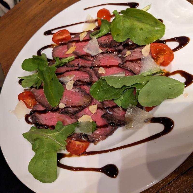 牛ランプのタリアータ ローストビーフ仕立て バルサミコソース(イタリアンバル Aoneco)