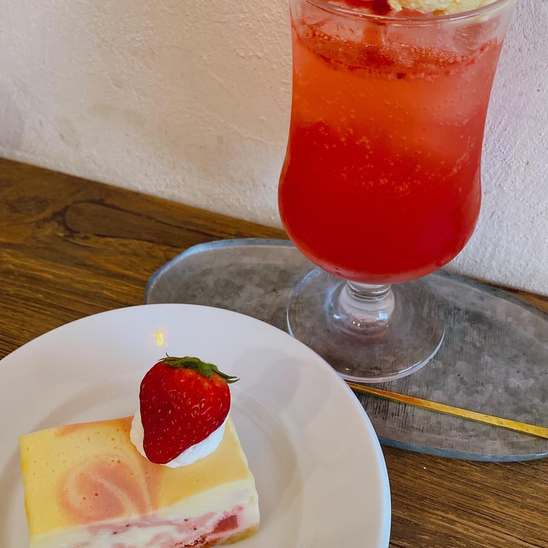 苺チーズケーキ、苺タルト(リトル ビレッジ カフェ  Little Village Cafe)