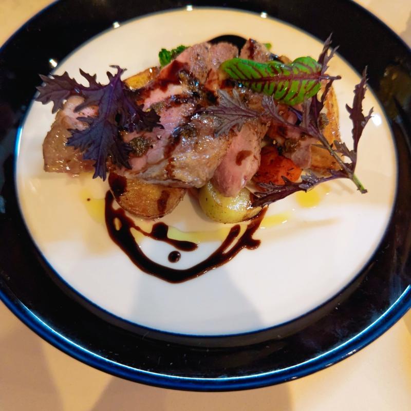 ガーリックポークのロティ 蕗の薹オイル(フレンチ食堂セゾン)