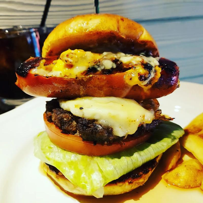 ソーセージエッグのチーズバーガー(だるま珈琲)