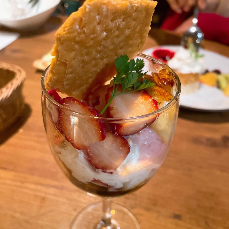 カスタードプリンと苺のブリュレパフェ(PISOLA 茨木真砂店)