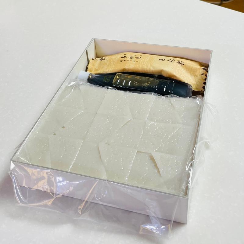 くず餅中箱(船橋屋 亀戸天神前本店 （ふなばしや）)