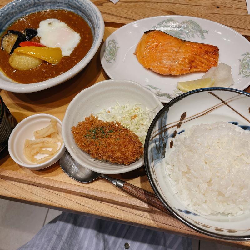焼き鮭定食＋カレー(都民酒場魚金 神保町店)