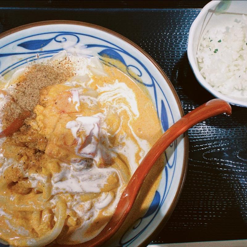豆乳仕立ての冷やしトマたまカレーうどん(丸亀製麺光が丘IMA)