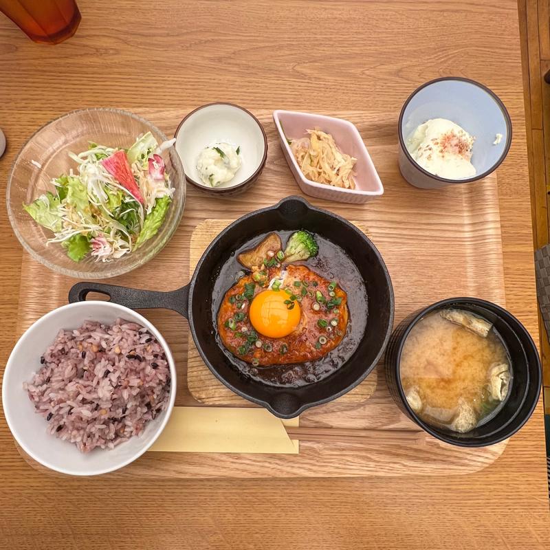 蓮根と鶏つみれの和風ハンバーグ〜卵黄照り焼きソース〜(梅田 阪急三番街 リバーカフェ （RIVER CAFE）)