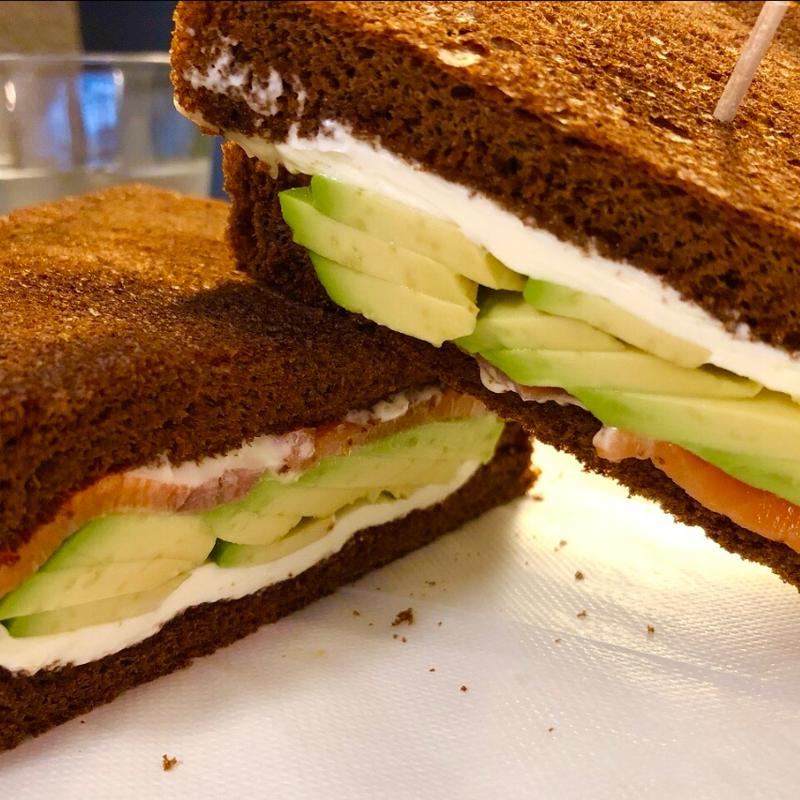 スモークサーモン&アボカド&クリームチーズ(coffee ＆ tea BBB 新宿西口店)