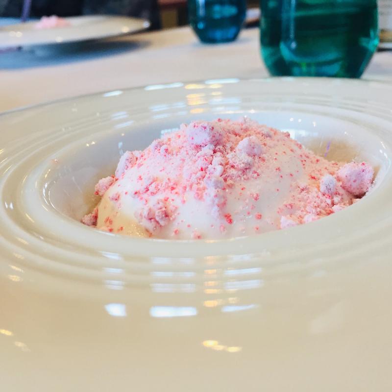 イチゴのムースとヨーグルトのジェラート(トラットリアシン)