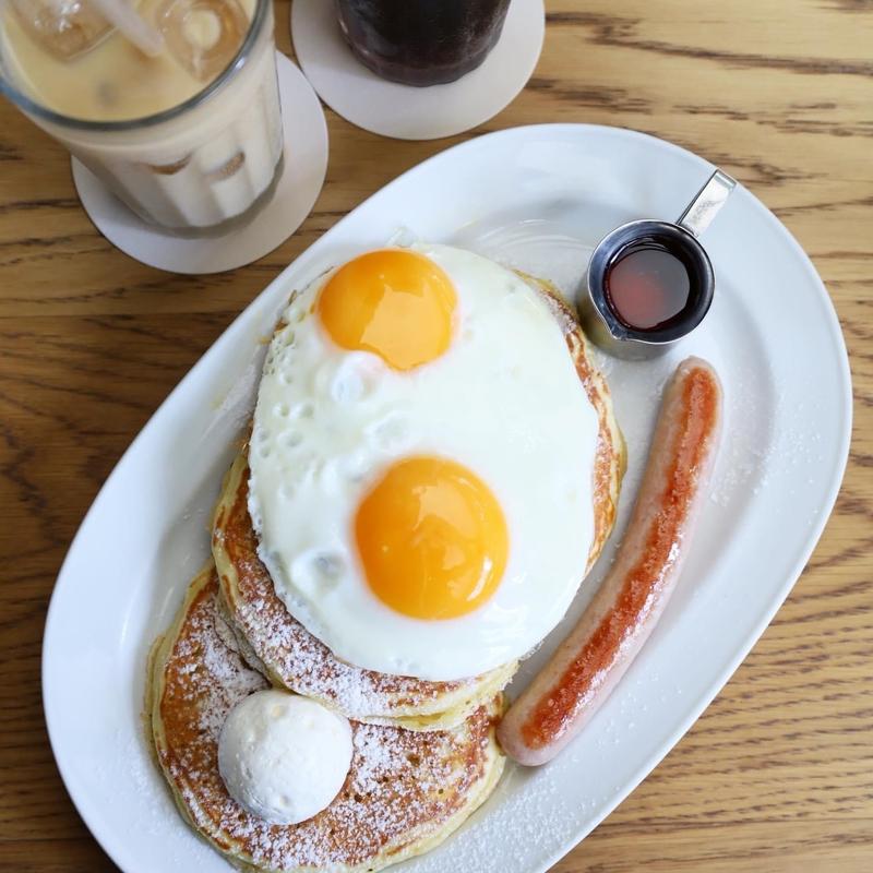 バターミルクパンケーキ ソーセージ フライドエッグ(crisscross)