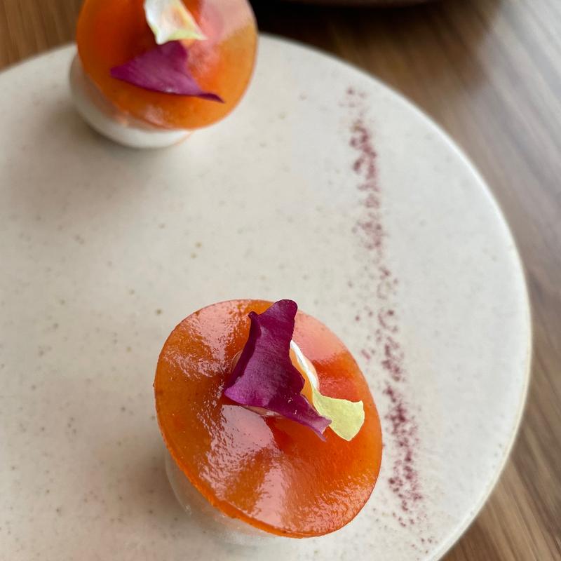 【ティルブルフコース】アミューズ《トマトとブッラータのスモークマカロン》(SMAAK by Jacob Jan Boerma)