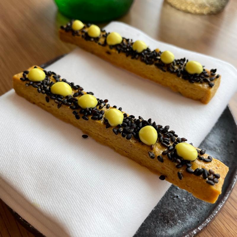 【ティルブルフコース】アミューズ《カレーとパルメザンチーズのスプリッツ(SMAAK by Jacob Jan Boerma)