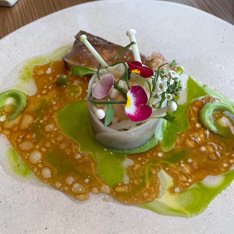 【ティルブルフコース】前菜《ヒラマサ、大根、コリアンダー、三杯酢、マグロ》(SMAAK by Jacob Jan Boerma)