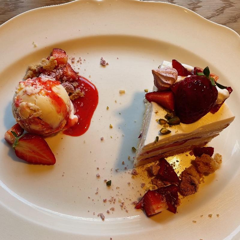 春の苺ミルクアイスと苺のショートケーキ(プーロ)