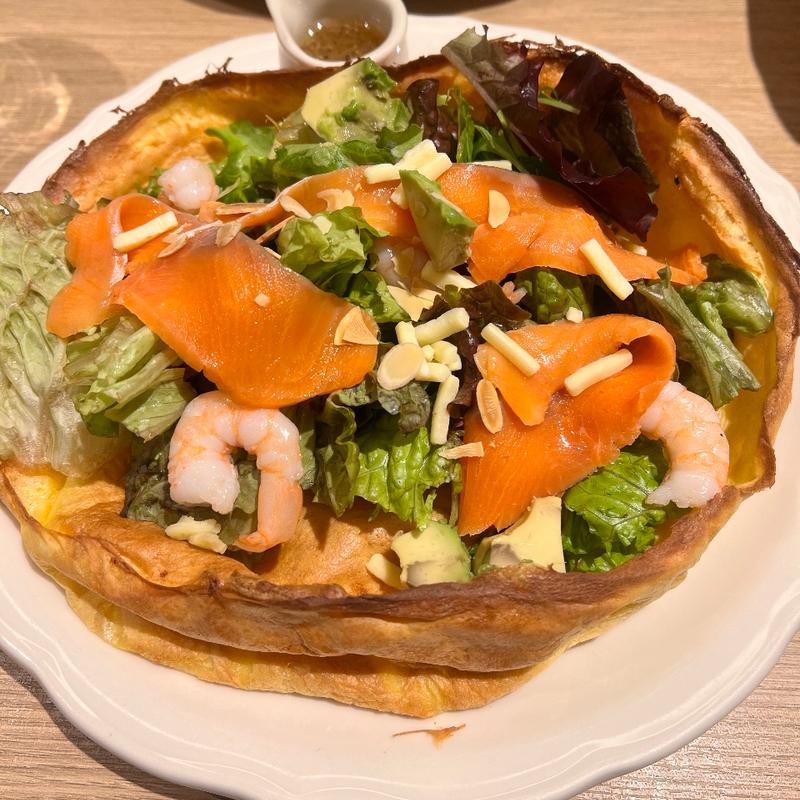 シュリンプとスモークサーモンのダッチベイビー(オリジナルパンケーキハウス有明ガーデン)