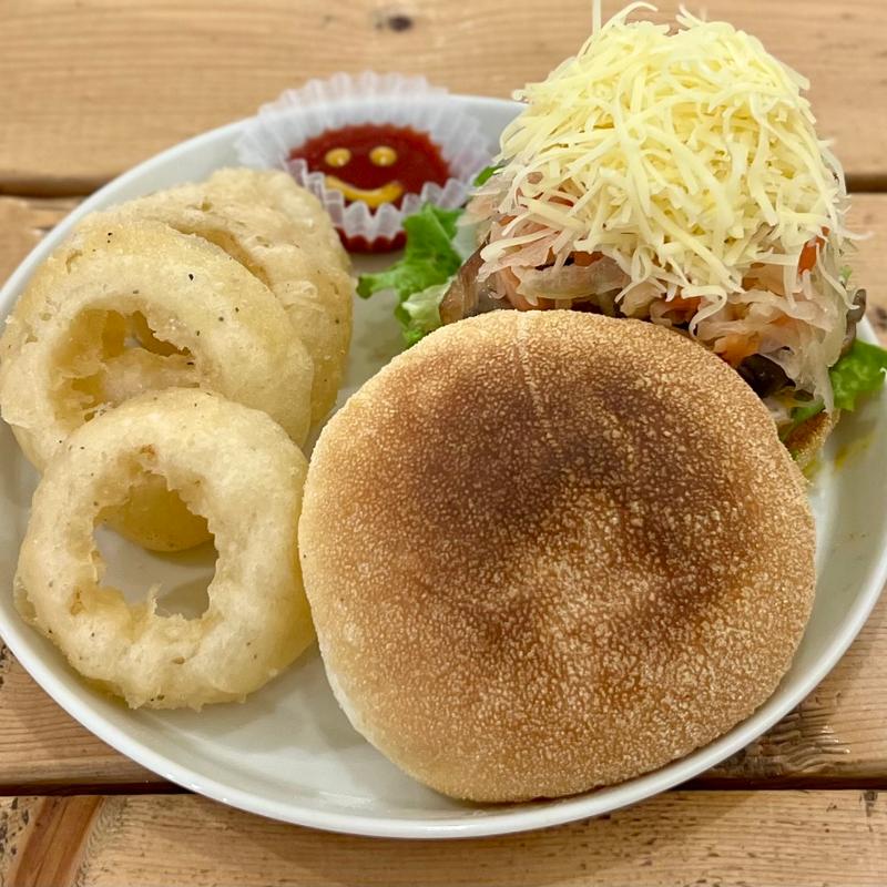 自家製スモークチキンのきのこチーズバーガー(sonora burger)