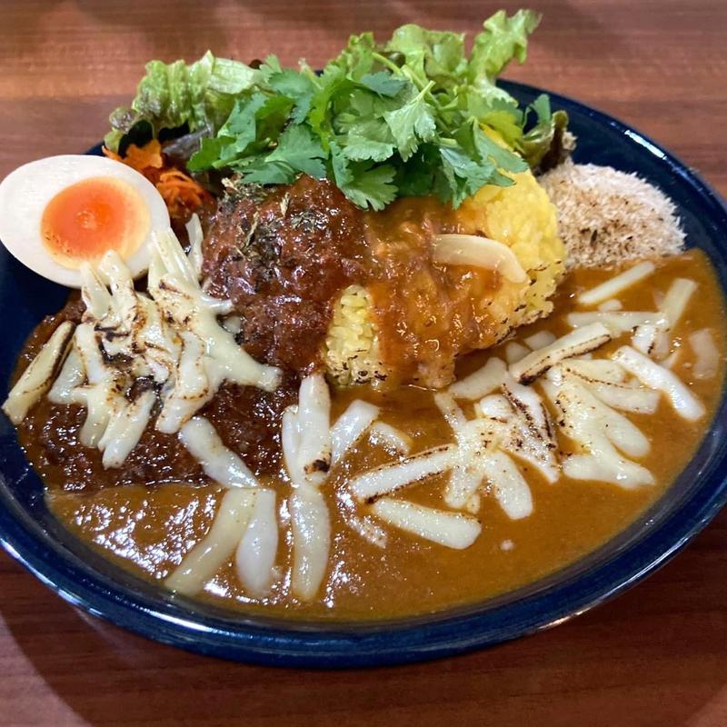 あいがけマキオカリーDX チーズ(三軒茶屋カリガリ マキオカリー)