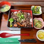 牛すき重(旬菜カフェあいはうす鹿背山)