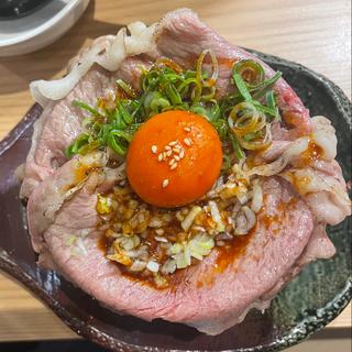 国産牛サーロインユッケ丼(お肉倍盛り)(焼肉ホルモンまるよし精肉店 新福島店)