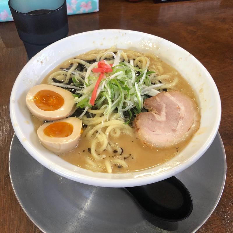 黒とんこつ(ラーメン 猪や （いのや）)