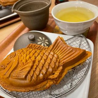 昔ながらの鯛焼+伊勢茶HOT(奥萬屋)